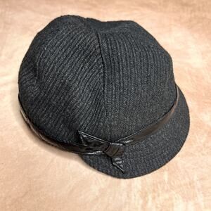 Vintage Y2K Gray Ribbed Knit Textured Newsboy Cap Faux Leather Bow Indie Sleaze